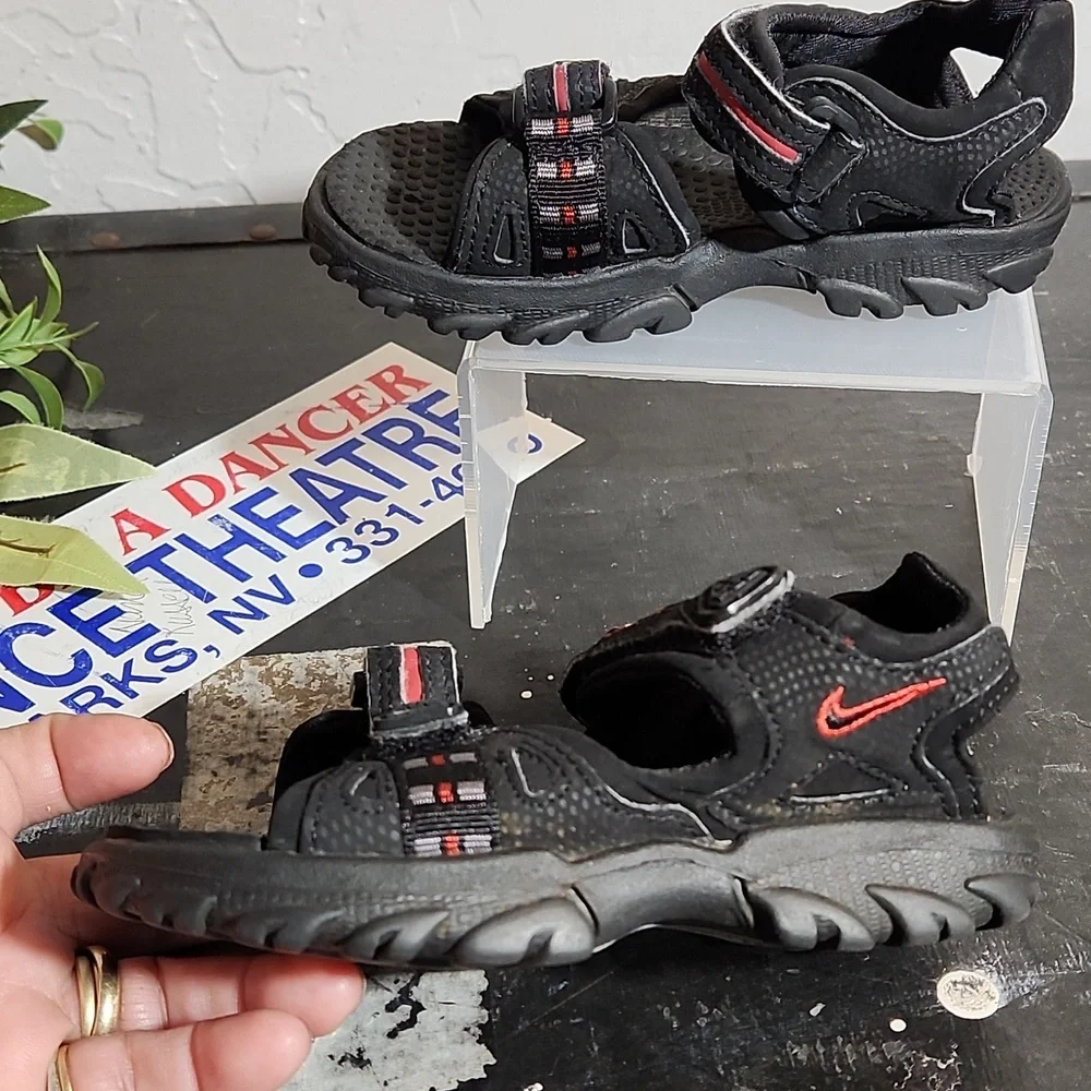 NIKE 7C Hiking Walking Beach Sandals Black Red